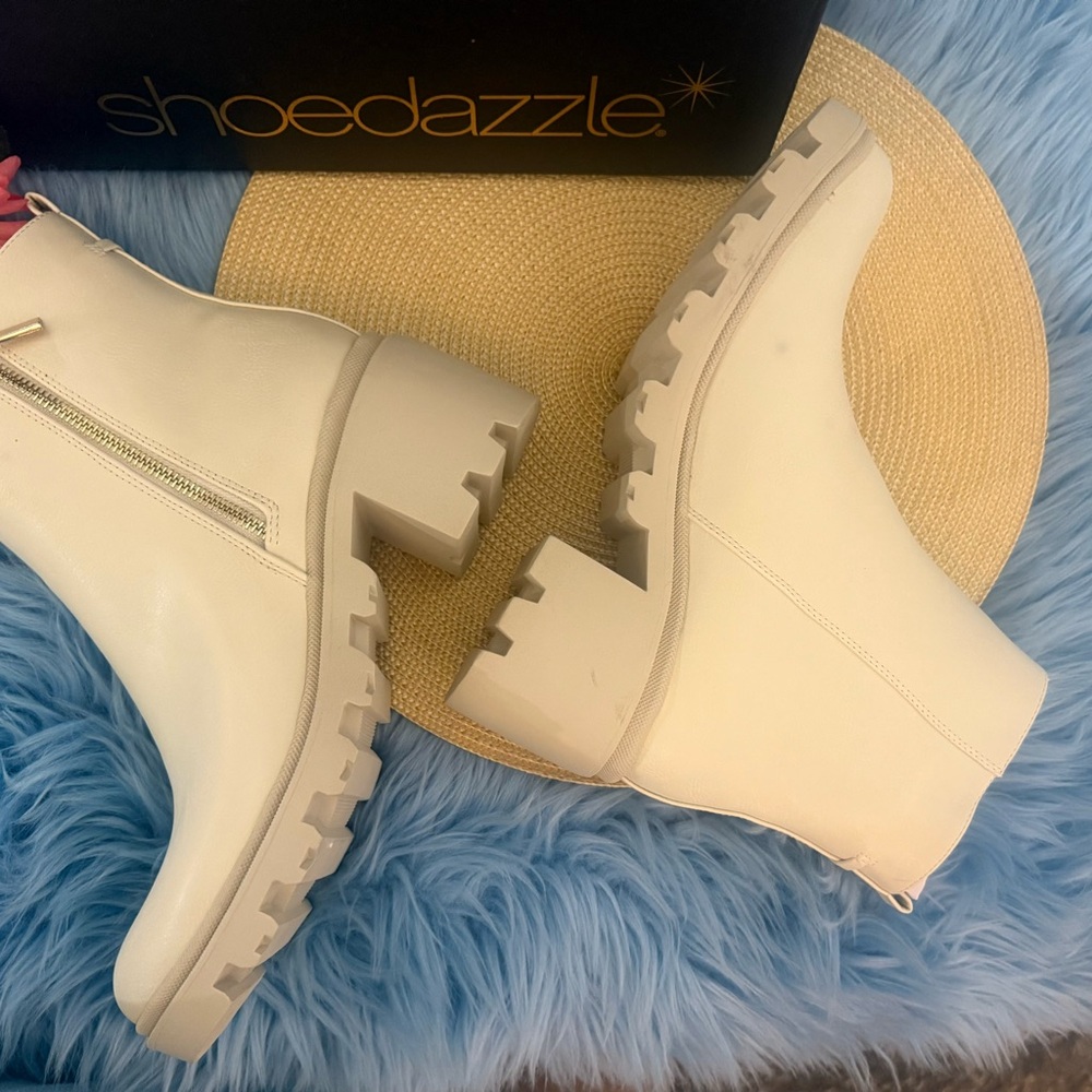 Shoe Dazzle NEW Danilyn Lug Sole
Bootie Faux Leather Cream 10 - Picture 6 of 10